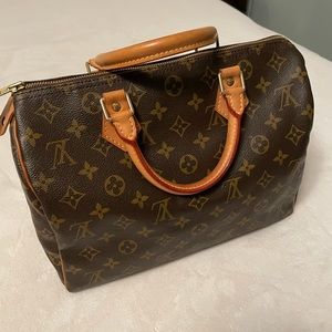 Authentic Louis Vuitton Speedy 30. dust bag included. In good condition.